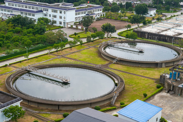 Varias instalaciones y tanques de sedimentación en plantas de tratamiento de aguas residuales - Foto, imagen