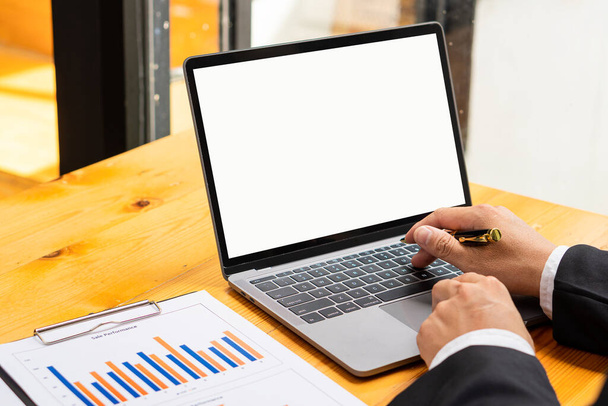 üzletember kezét dolgozik laptop számítógépes adatelemzés pénzügyi chart felülvizsgálata online munka koncepció - Fotó, kép