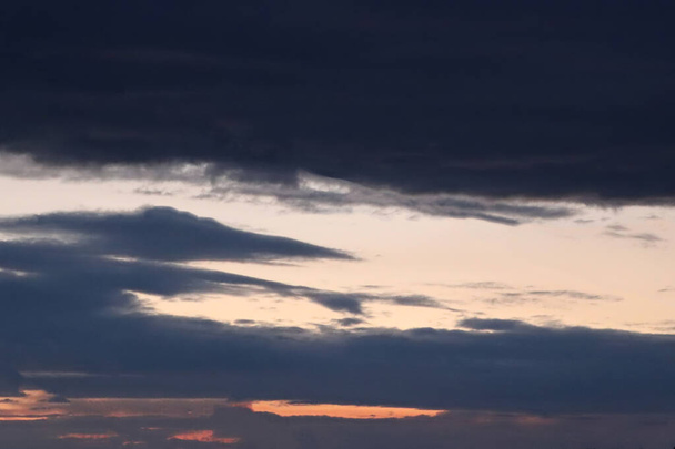 Nubes de trueno en la noche. Tiempo de verano - Foto, Imagen