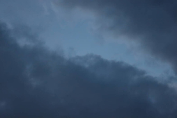 Viharfelhők esténként. Nyári időjárás - Fotó, kép