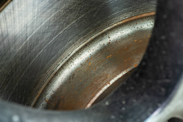 Close-up van een gewone remrotor. Prachtige textuur van de metalen schijf. Deel van remsystemen om een voertuig te vertragen - Foto, afbeelding