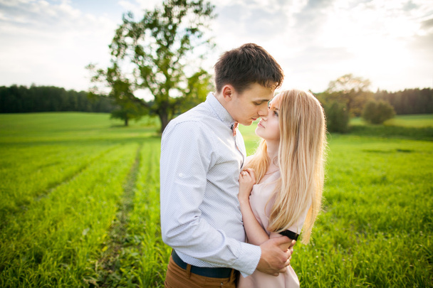 Portrait extérieur sensuel de jeune couple élégant posant sur le terrain
 - Photo, image