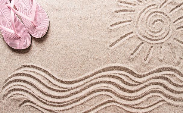 Abstract achtergrond, Zomer behang, tekenen op zand, zee golven en zon, vrouwen strand teenslippers, horizontaal, geen mensen, - Foto, afbeelding