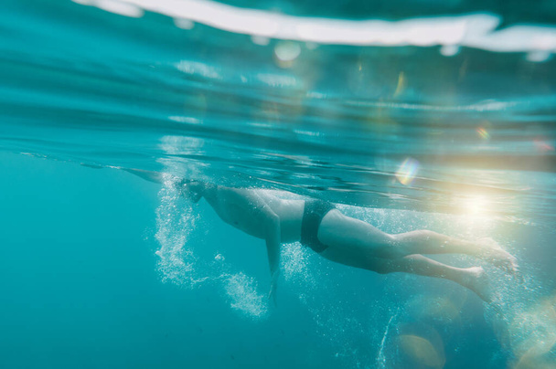 Sporty man with goggles swims fast in the sea - Zdjęcie, obraz