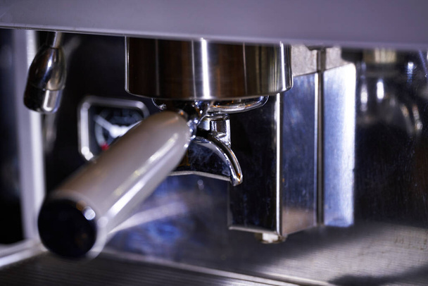 Ручка для загрузки кофе в автоматический кофеварка. Высокое качество фото - Фото, изображение