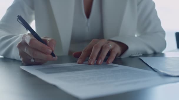 Closeup woman signing contract in suit. Business people conclude financial deal. Unrecognized freelancer ceo get career promotion put signature on agreement. Elegant businesswoman write documents - Séquence, vidéo