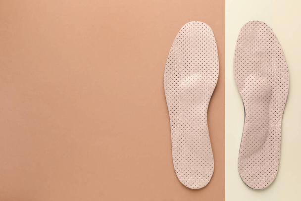 Orthopedic insoles on color background, flat lay. Space for text - Foto, imagen