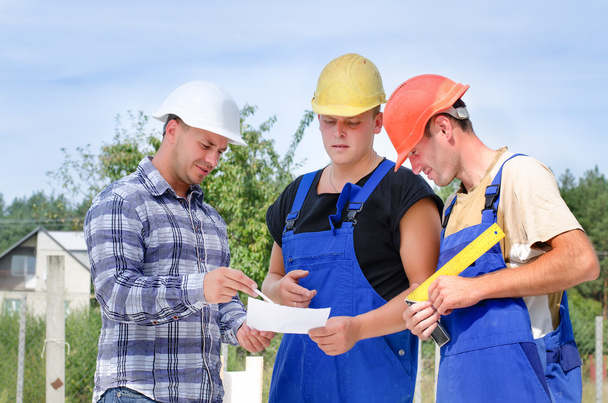 Инженер, беседующий со строителями
 - Фото, изображение