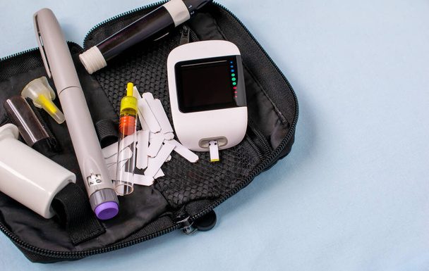 Trousse diabétique. glucomètre, insuline, dispositif de lancification. - Photo, image