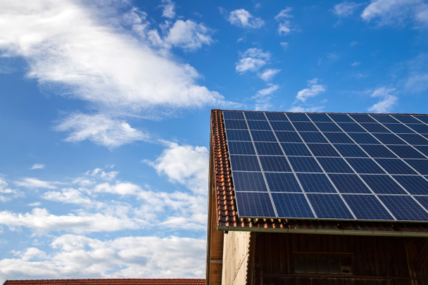 ηλιακούς συλλέκτες στην οροφή ενός σπιτιού. οριζόντιος προσανατολισμός, μπλε ουρανός. Έννοια ενέργειας - Φωτογραφία, εικόνα