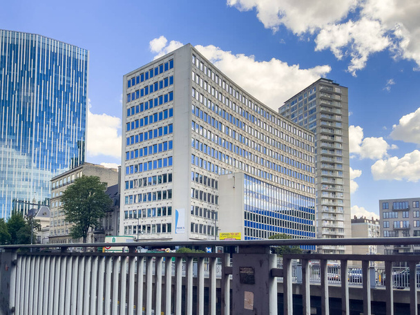 Edifícios altos durante um dia nublado em Bruxelas - Foto, Imagem