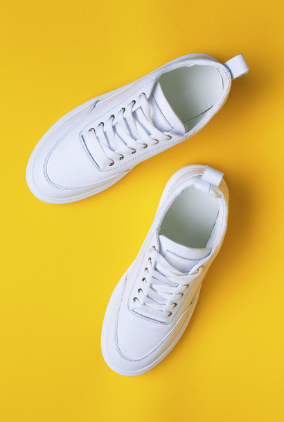 Biały Sneaker na żółtym tle - Zdjęcie, obraz