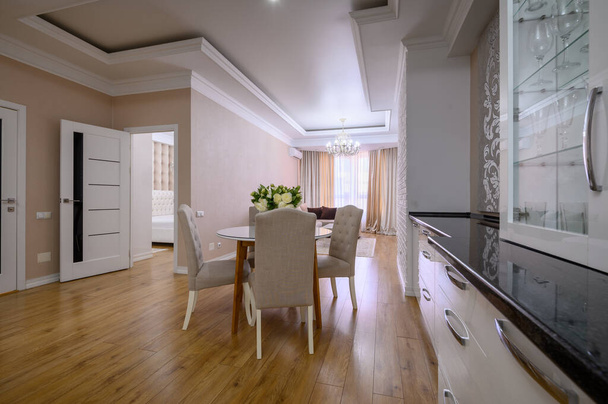 Ylellinen valkoinen ja vaaleanpunainen moderni yksiö sisustus ruokailutila, olohuone ja makuuhuone - Valokuva, kuva