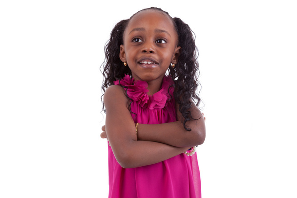 Αφρικανική αμερικανική κοριτσάκι με διπλωμένα χέρια - μαύροι άνθρωποι - Φωτογραφία, εικόνα