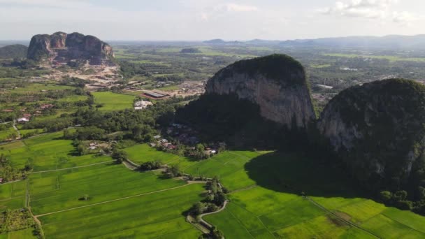 La colina de piedra caliza Keteri y los campos de arroz circundantes - Imágenes, Vídeo
