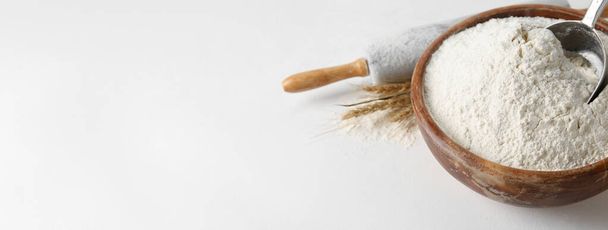 Tigela com farinha de trigo e rolo de pino sobre fundo branco com espaço para texto - Foto, Imagem