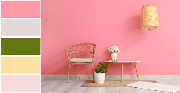 Interiér pokoje s pohodlnou židlí a stolem u růžové stěny. Různé vzory barev - Fotografie, Obrázek