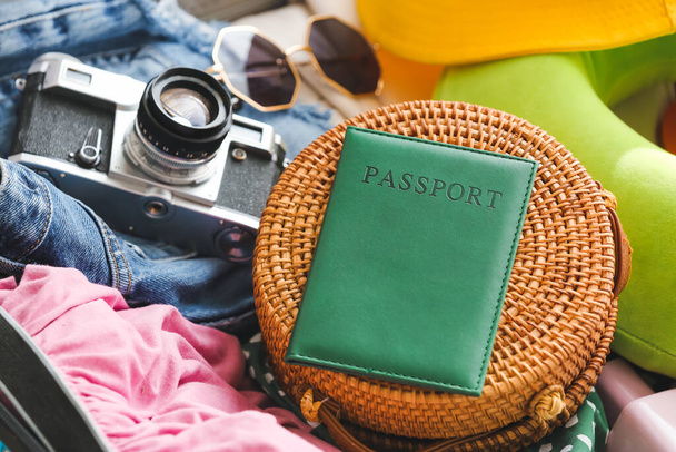 Паспорт в чемодане с принадлежностями для путешествий, крупным планом - Фото, изображение