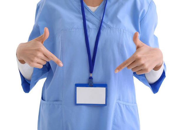 Γυναίκα νοσοκόμα δείχνει σήμα σε λευκό φόντο, closeup - Φωτογραφία, εικόνα