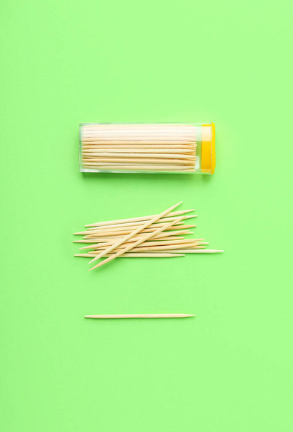 Composition with toothpicks on green background - Foto, Bild