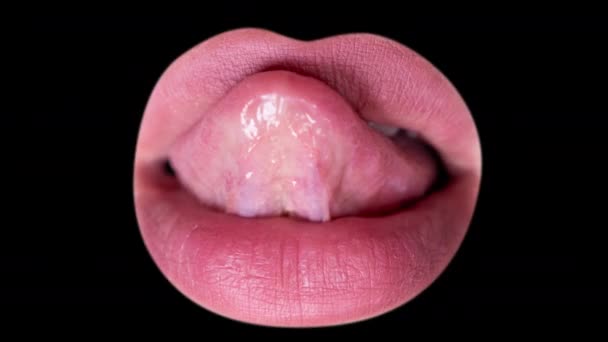 Una donna si lecca le labbra con la lingua  - Filmati, video