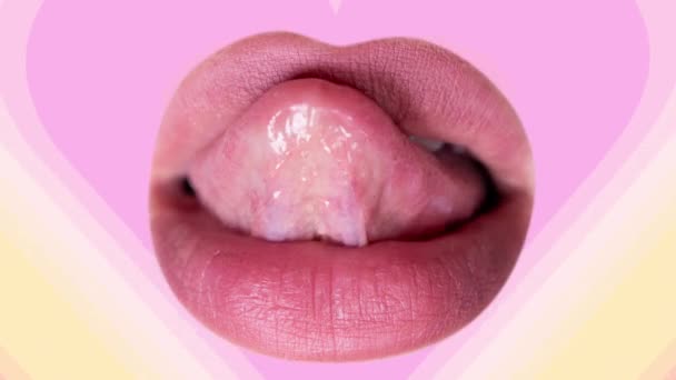 Μια γυναίκα γλείφει τα χείλη της με τη γλώσσα της  - Πλάνα, βίντεο