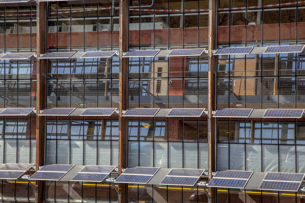 Güneş panelleri Globa için bir çözüm olarak bir bina cephe üzerinde - Fotoğraf, Görsel