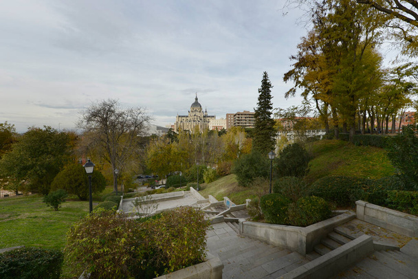 Stone staircase that goes down the Cuesta de las Vistillas with the Almudena Cathedral in the background - Foto, imagen