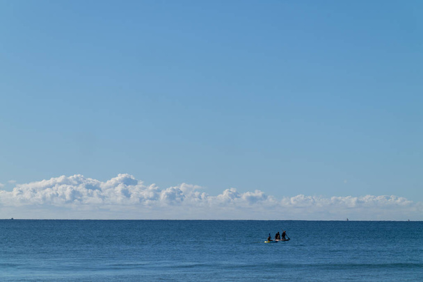 Прибрежный вид на горизонт под ясным голубым небом на пляже Маунгануи. - Фото, изображение