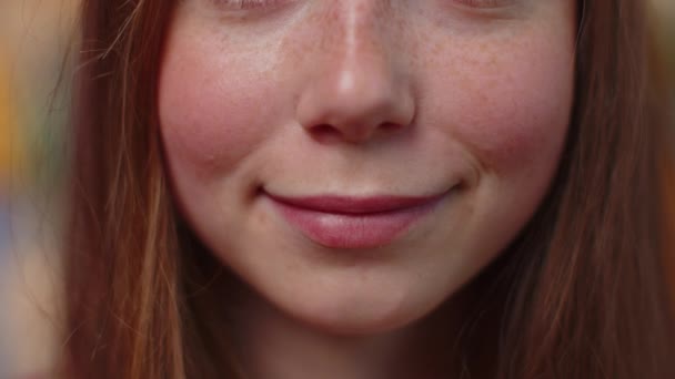 Portré közelkép fiatal boldog vörös hajú nő mosoly fogszabályzó száj, bájos szép gyömbér tini lány fehér nagy egészséges fogak közeli. Rózsaszín rúzs. Női szeplők modell mosolyog széles fényképezőgép - Felvétel, videó