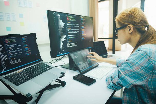 Il programmatore è software di programmazione e di codifica. donna d'affari che lavora al computer in ufficio. - Foto, immagini