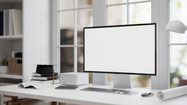 Moderner weißer Home-Office-Schreibtisch vor dem Fenster mit PC-Desktop-Computer-Attrappe, Zubehör und Bücherregal. 3D-Darstellung, 3D-Illustration - Foto, Bild