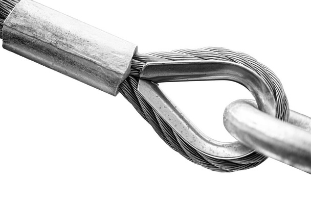 Fio de estilingue de corda de metal gigante industrial pesado no gancho de loop de bloqueio isolado no fundo branco. - Foto, Imagem