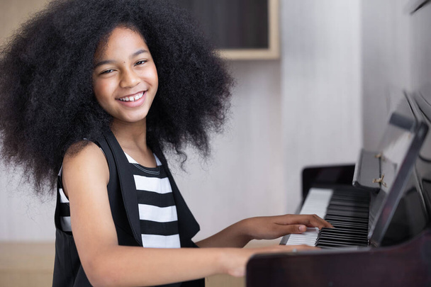 Αφρικανικά μαύρα παιδιά παίζουν πιάνο μουσικό όργανο χαρούμενο χαμόγελο. - Φωτογραφία, εικόνα