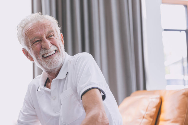 ευτυχισμένος ηλικιωμένος άνδρας υγιής ηλικιωμένος αυτοπεποίθηση χαμόγελο με όμορφα λευκά δόντια από την οδοντοστοιχία προσθετική. - Φωτογραφία, εικόνα