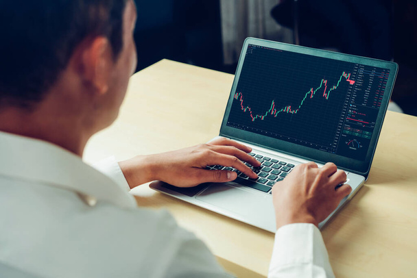 Analýza burzovních dat pomocí důmyslného počítačového softwaru. Investiční aplikace zobrazit graf akciového trhu na obrazovce počítače a doporučit obchodní rozhodnutí . - Fotografie, Obrázek