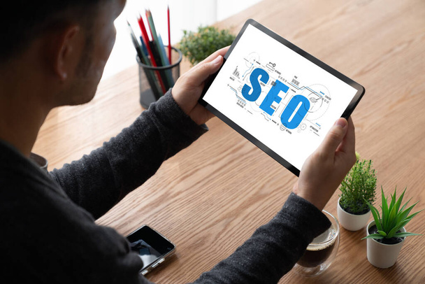 SEO keresőoptimalizálás modis e-kereskedelemhez és online kiskereskedelmi üzletághoz, amely számítógépes képernyőn jelenik meg - Fotó, kép