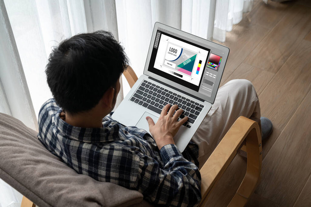 Grafisch ontwerper software voor modern ontwerp van webpagina en commerciële advertenties te zien op het computerscherm - Foto, afbeelding