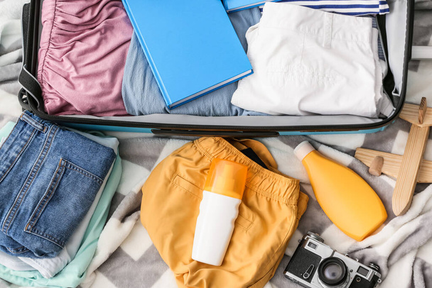 Различные одежды и аксессуары для путешествий на клетчатой - Фото, изображение
