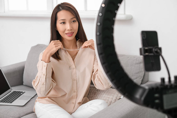 Donna asiatica bellezza blogger con gioielli registrazione video in studio - Foto, immagini