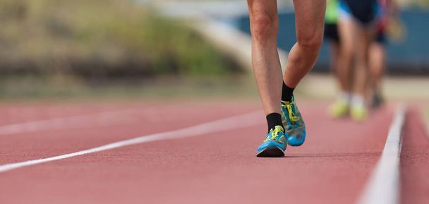 Αθλητές σε τροχιά στον αγώνα με τα πόδια ανταγωνισμού, αγώνα με τα πόδια στην αθλητική πίστα - Φωτογραφία, εικόνα