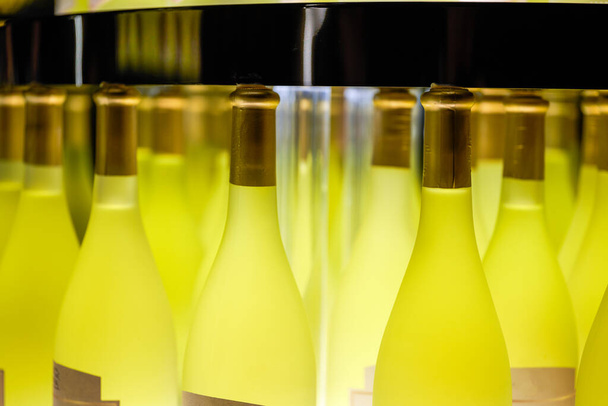 Großaufnahme von Flaschen Osmanthus-Wein auf dem Weinschrank - Foto, Bild