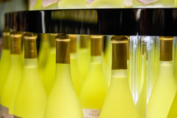 Крупный план бутылок вина османтус на винном шкафу - Фото, изображение