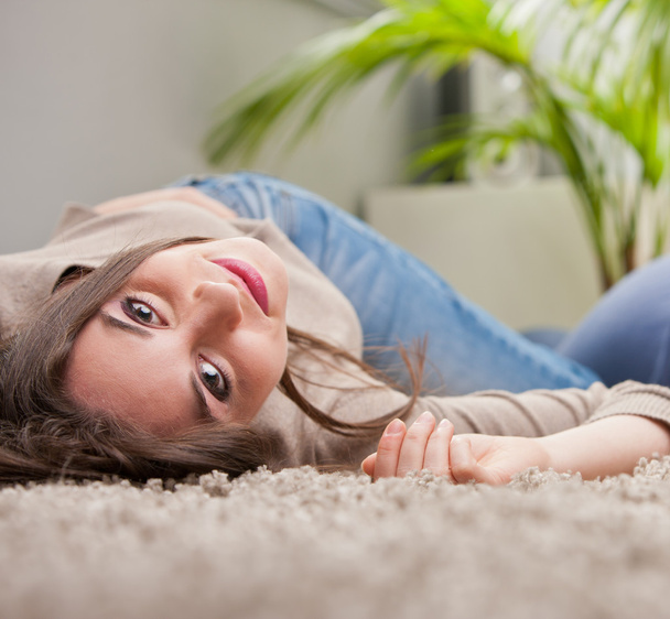 γυναίκα, χαμογελαστά ανάποδα στο πάτωμα - Φωτογραφία, εικόνα