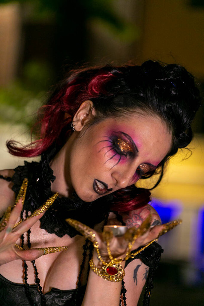 Lucca, Italia - 2018 10 31: Lucca Comics evento cosplay gratuito in giro per la città sexy demoniaco ragazza. Foto di alta qualità - Foto, immagini
