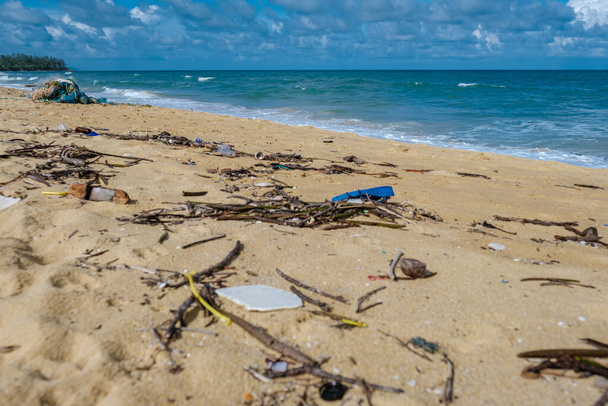 Plastikmüll am Strand von Phuket Thailand, Monsunzeit al Müll aus den Ozeanen kommen zurück. Plastikflaschen und andere Abfälle am Strand - Foto, Bild