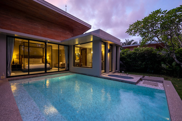 Современный дом с бассейном, современная вилла у бассейна на пляже, роскошная вилла - Фото, изображение