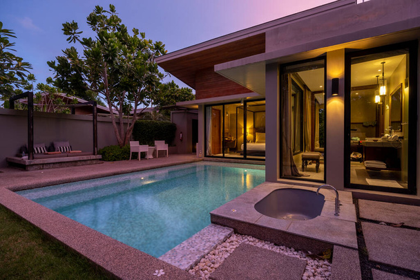 Modern ház medencével, modern medencés villa a strandon, luxus villa - Fotó, kép