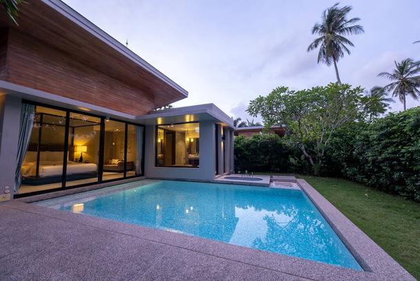 Modernes Haus mit Pool, moderne Pool-Villa am Strand, Luxusvilla - Foto, Bild