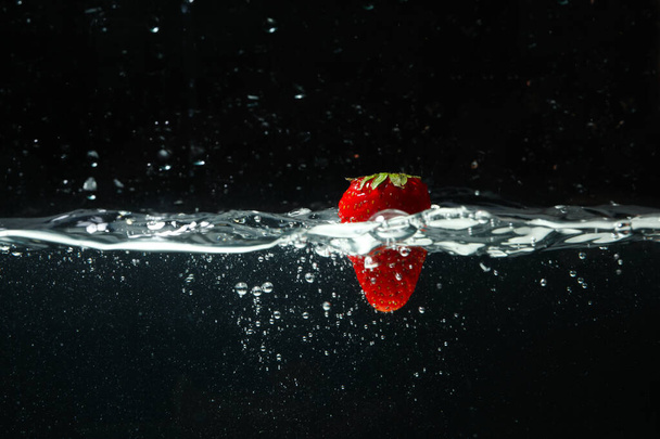 Έννοια των φρέσκων καλοκαιρινών φρούτων, φρούτων στο νερό - Φωτογραφία, εικόνα
